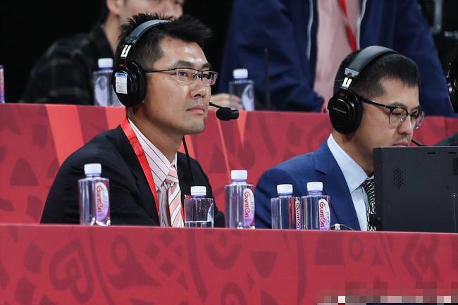 中国男篮年轻球员让人看到了希望,中国男篮非职业的打不过cba球员吗