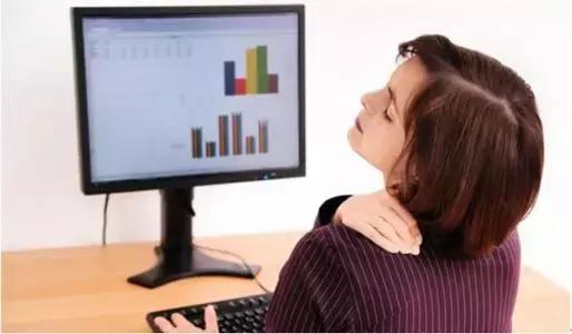 这个小动作竟可能导致瘫痪!吓得我赶紧放下手机……