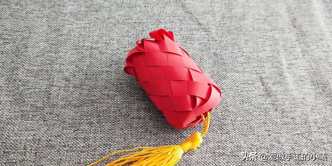 用折星星的纸条做灯笼,用纸条折红红的小灯笼