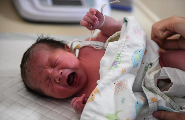 刚出生的孩子被医生打了怎么办,新生儿被打了吓到了对他有影响吗