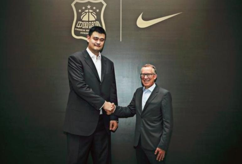 耐克回应歧视事件道歉,耐克讽刺广告完整版