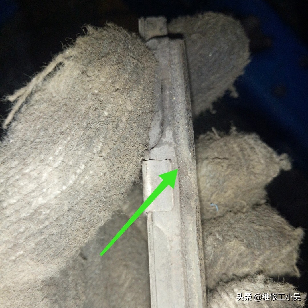 标致408刹车油液位传感器在哪里,标致408换刹车油壶感应器