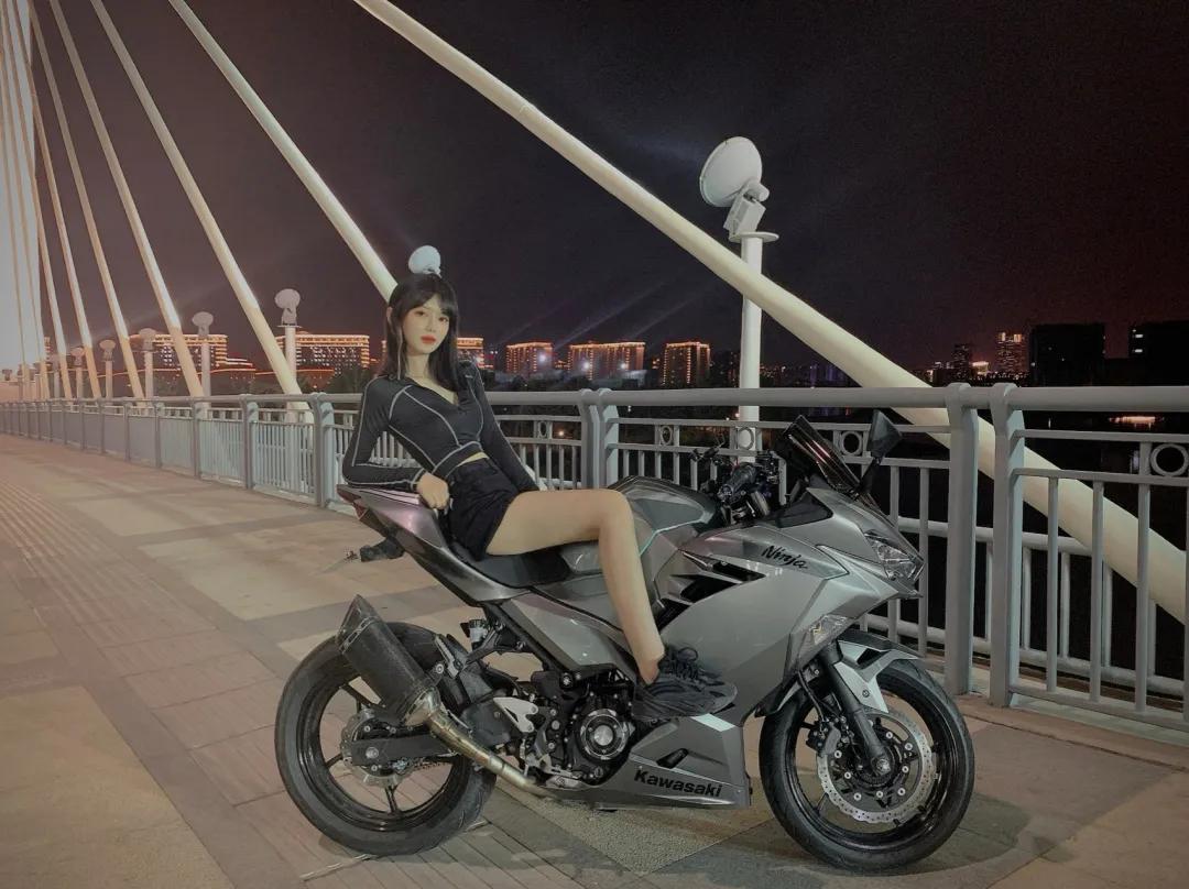 小姐姐骑川崎ninja650,小姐姐骑川崎ninja400摩托车