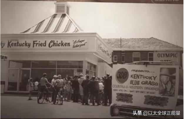 有八块腹肌的肯德基爷爷,肯德基老爷爷亲自做炸鸡