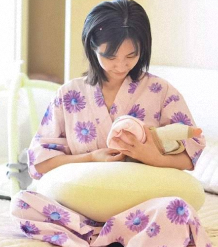 宝宝吃奶总是吃不饱，妈妈也受罪，如何让宝宝专心吃奶