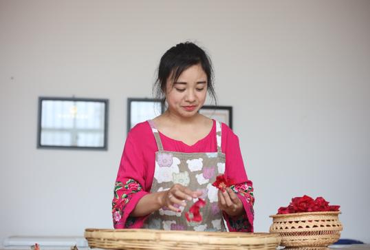 从百元创业到千亩花田云南版李子柒用电商点亮故乡