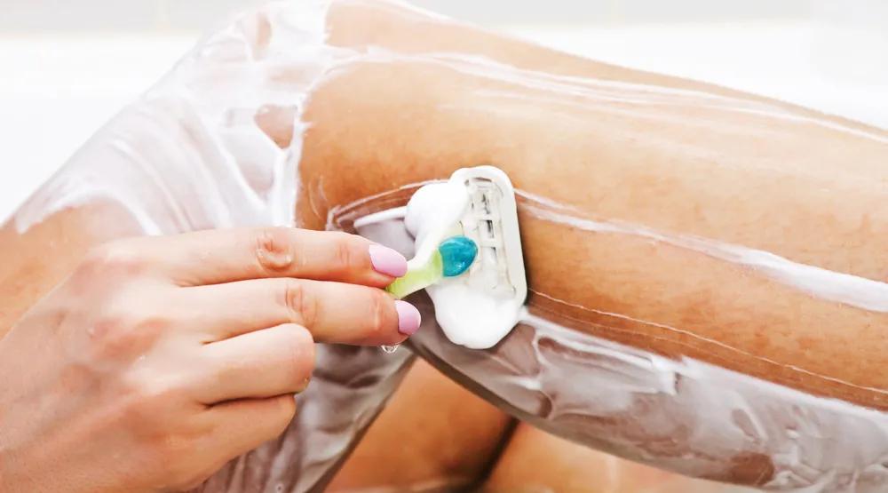 为什么夏天女生喜欢穿热裤,女生为什么大热天穿长袖