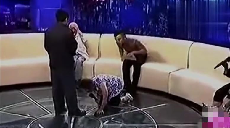 当孩子妈妈下跪的那一刻我泪奔了,妈妈哭着给女儿下跪