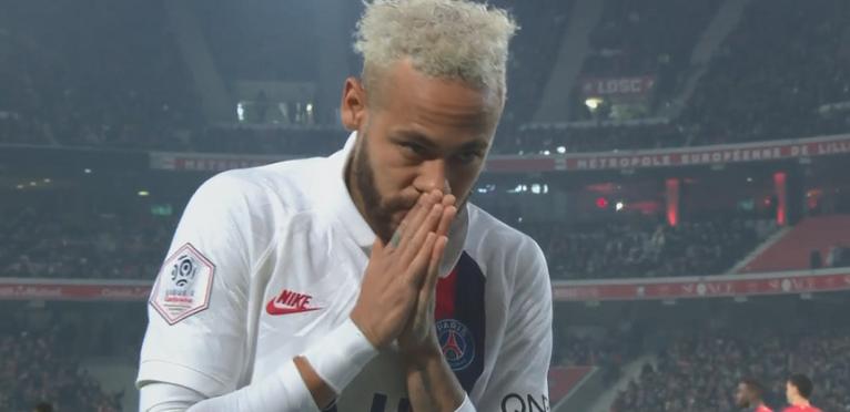 内马尔进球哭的庆祝动作,内马尔把进球献给科比