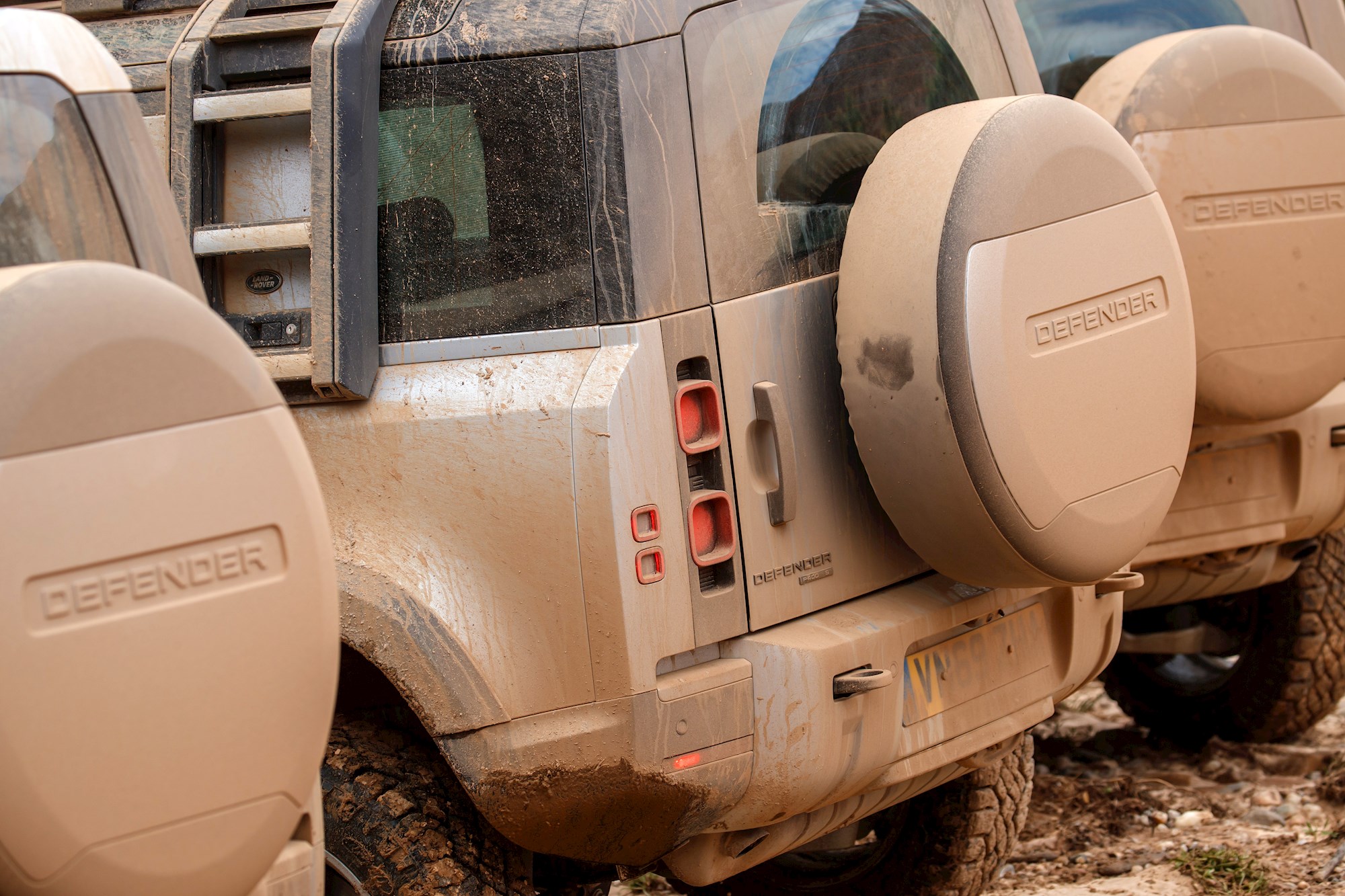 非洲三天“魔鬼”拉练，看海外编辑如何评价新一代路虎卫士