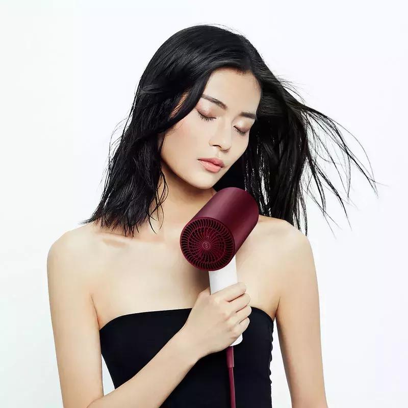 金晨：我们来自拍吧，张歆艺：先分我点头发...