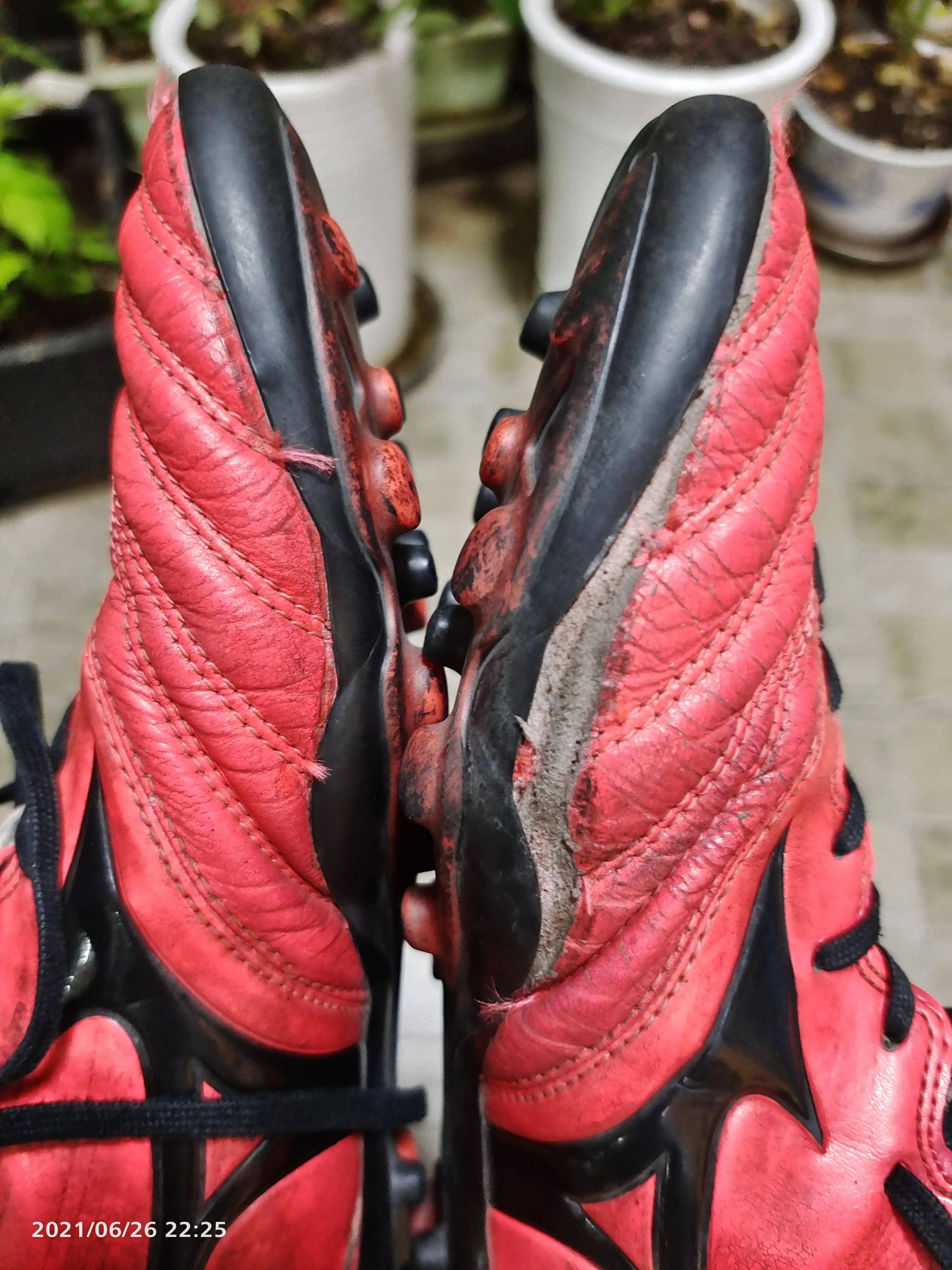 一双足球鞋多少钱,一双足球鞋穿多久