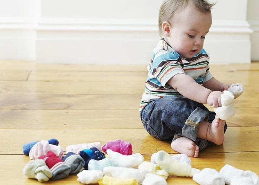 天热宝宝喜欢脱袜子,宝宝总是脱袜子光脚