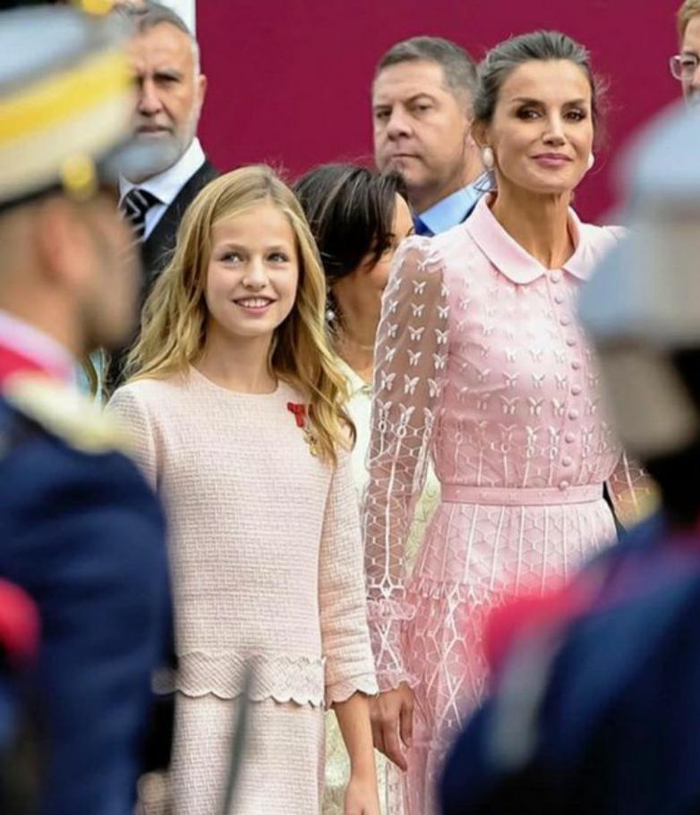 西班牙王后最新着装格子连衣裙,西班牙王后穿波点旧裙