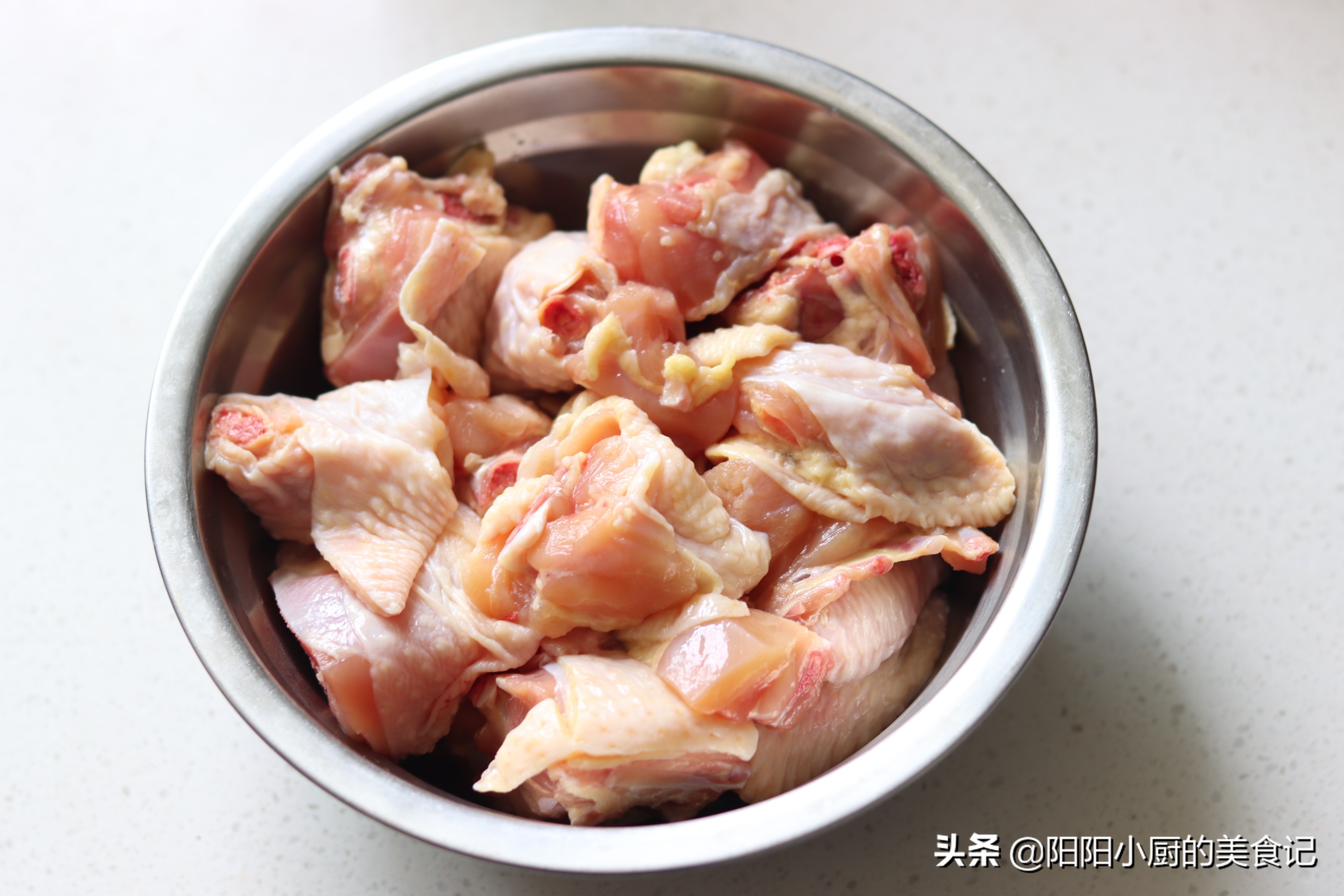 暖身滋补正当时推荐羊肚菌鸡汤,新鲜的羊肚菌炖鸡汤川味的做法