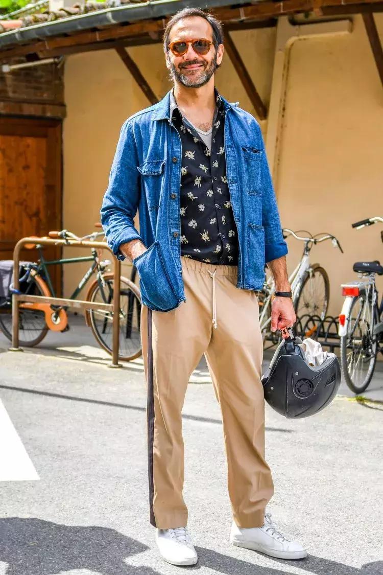 运动裤的多种穿搭方式,男生灰色运动裤怎么穿搭