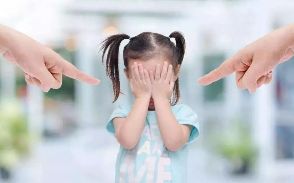 学生上课偷看老师什么原因,小学生偷看学习资料被家长发现