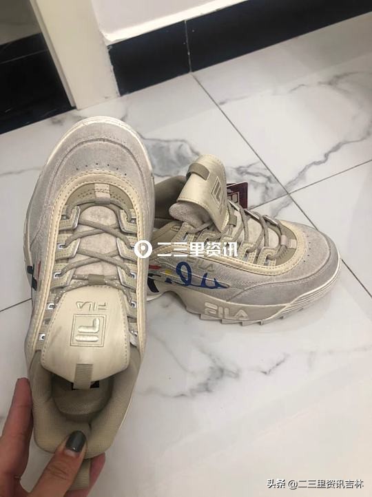 899元买的脏脏鞋竟被洗衣店给刷干净了，店家：顾客事先没告知