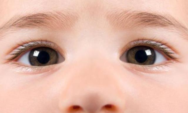 满月婴儿一只眼睛有眼屎流眼泪,刚满月的宝宝一只眼睛总是有眼屎