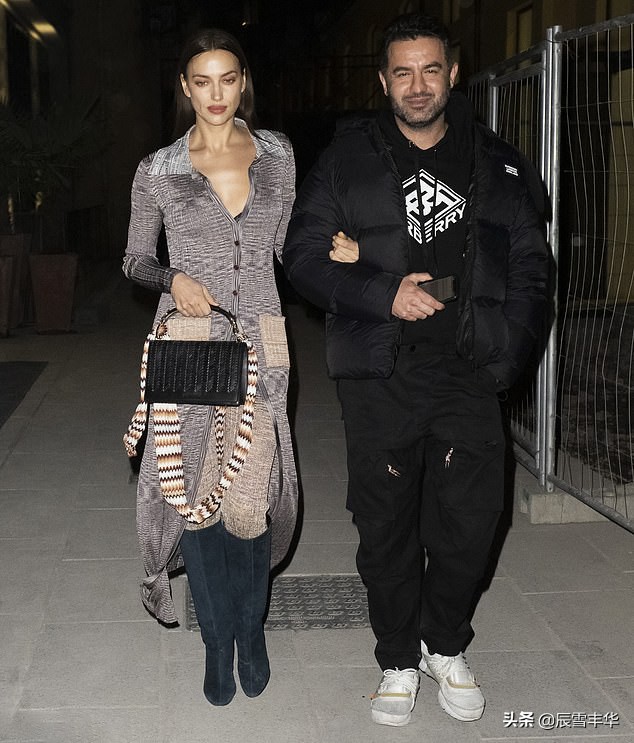 C罗前女友现身巴黎街头，一袭“白奶”风衣出镜，初春造型太时髦