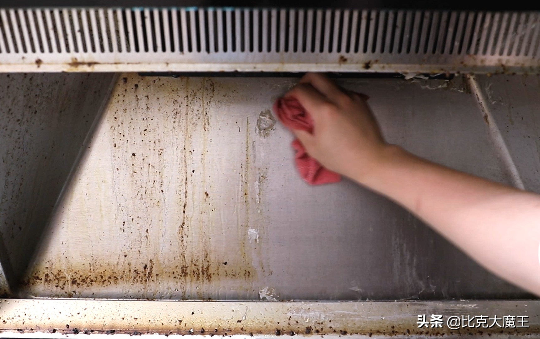 油烟机顽固油污清理方法妙招,油烟机油污怎么快速清理