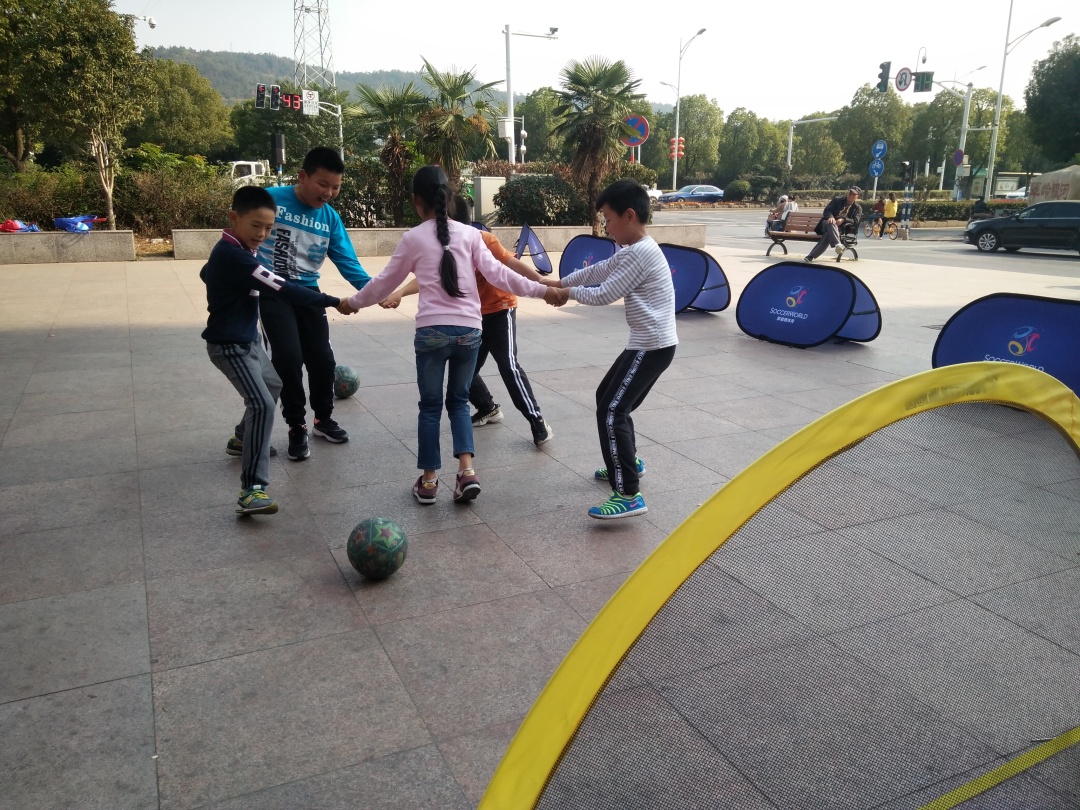 快乐足球绿茵表演,快乐足球放飞梦想