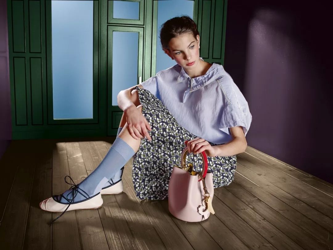 会背奢侈品包包,会背水桶包的人