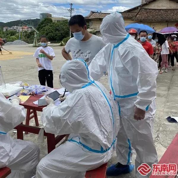 怀孕8个月护士抗疫图片,福建莆田志愿者抗疫