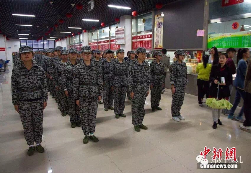 军训教官踢打学员,军训教官踢学生视频