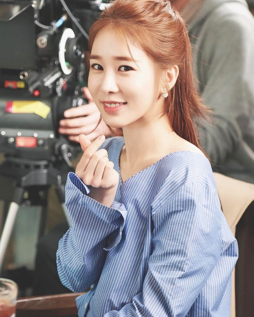 刘仁娜眼影画法视频,刘仁娜触及真心白裙子加针织衫