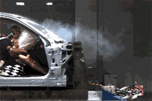 “熊爸爸”又来了！高清监控显示，正驾驶位与副驾驶位都叠着一大一小两个人头？！