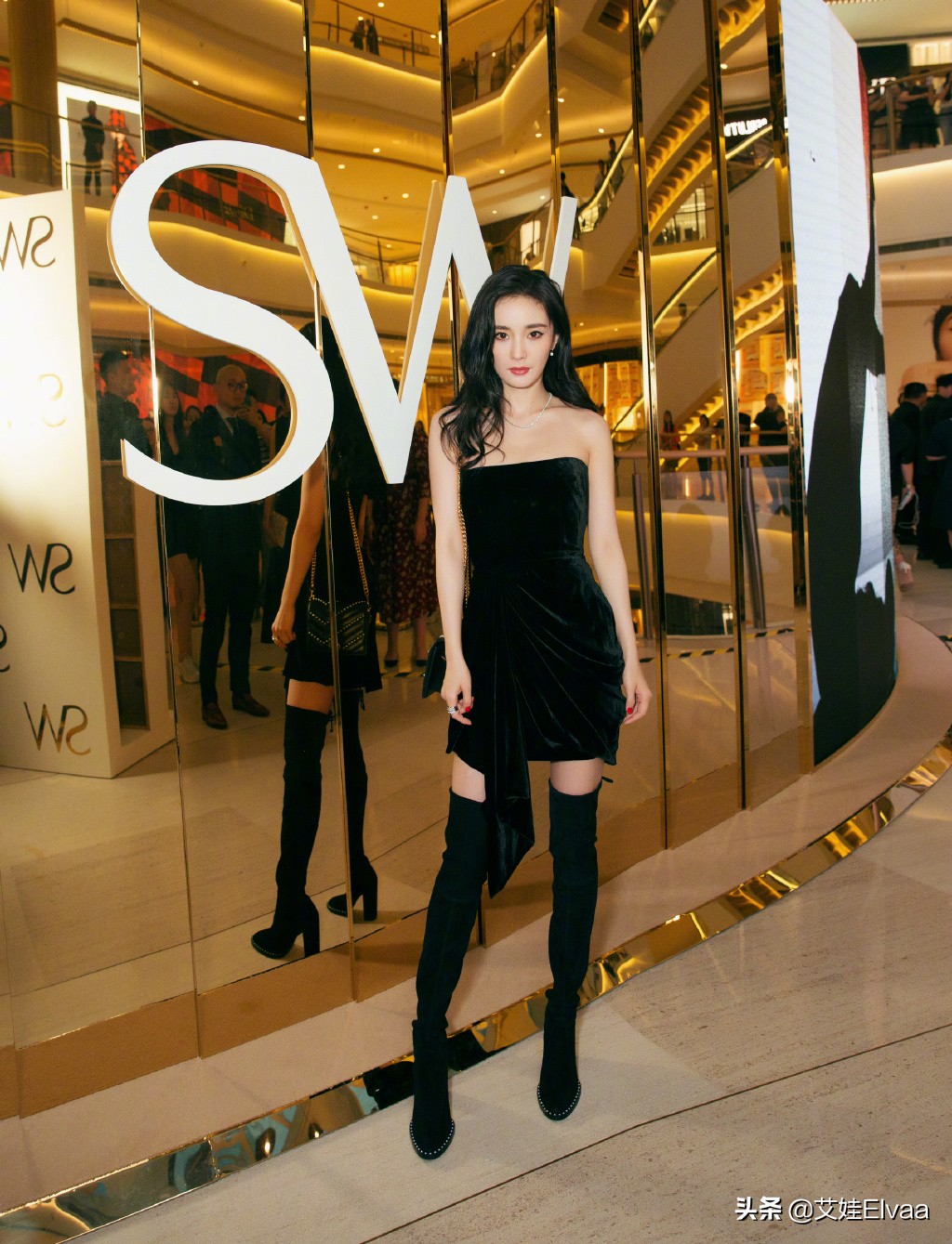 杨幂礼服配运动鞋露馅被网友吐槽,杨幂红裙新造型