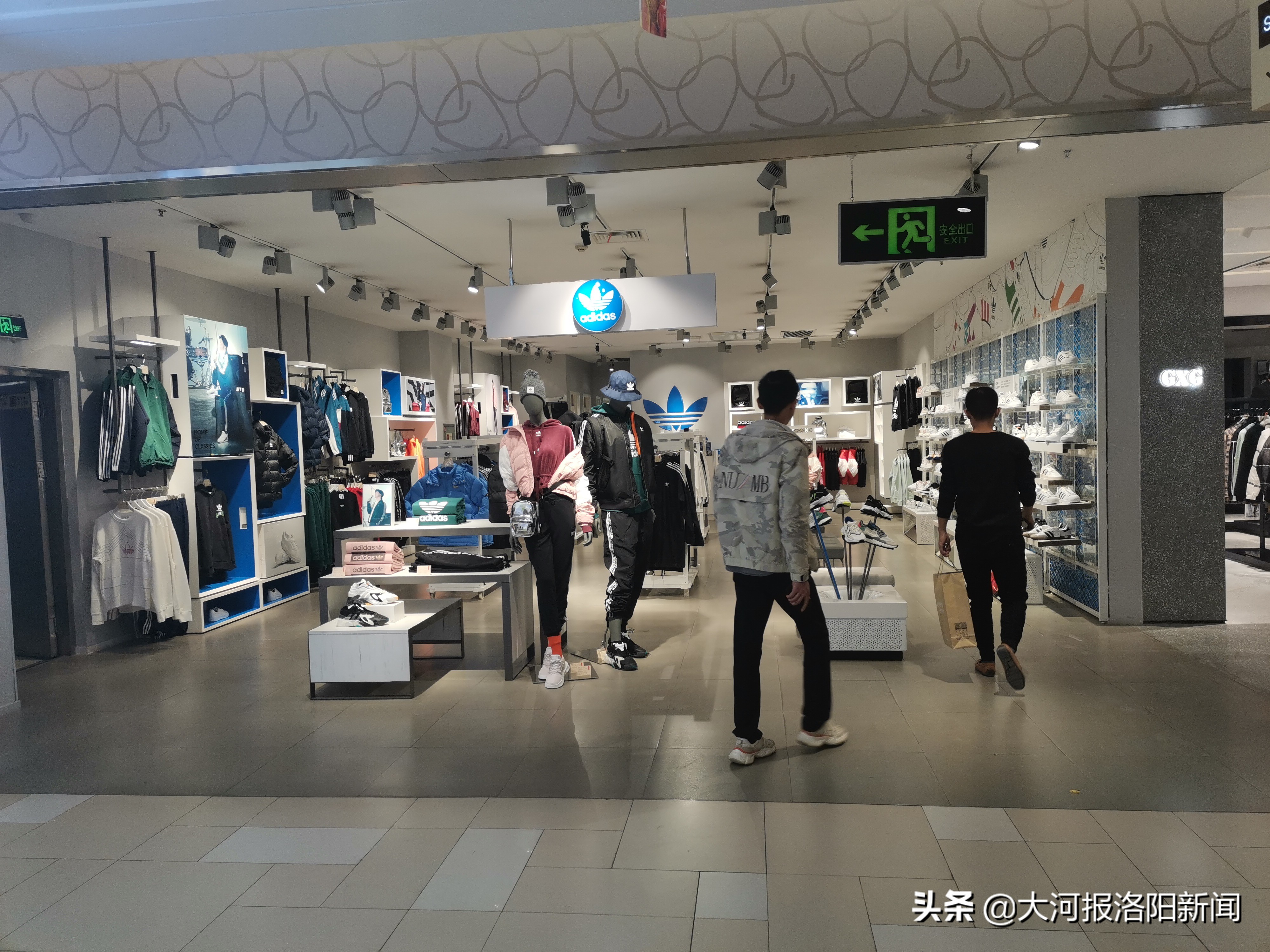 阿迪男士鞋500块钱左右,阿迪达斯男款鞋一千块