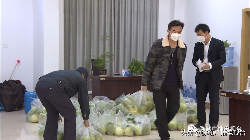 赞！弥勒这几家公司：减免摊位费，免费送餐、送菜，送消毒水...