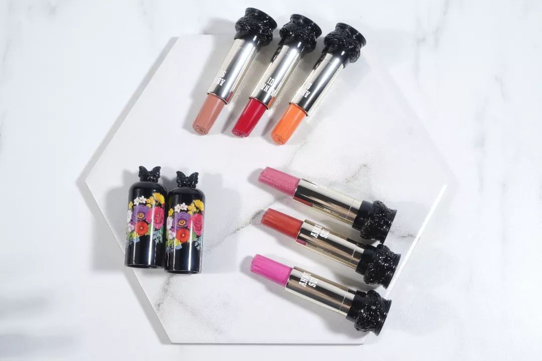 不做俗人的新一天，让安娜苏魔漾晶灵唇膏带你造型百变