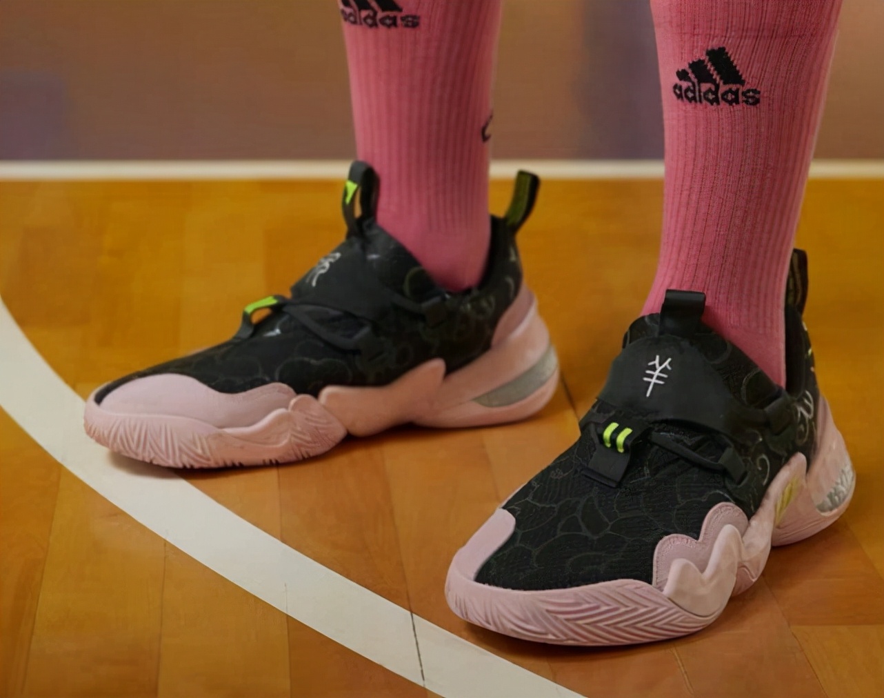 一周打三次球外场篮球鞋耐克,阿迪达斯一周鞋