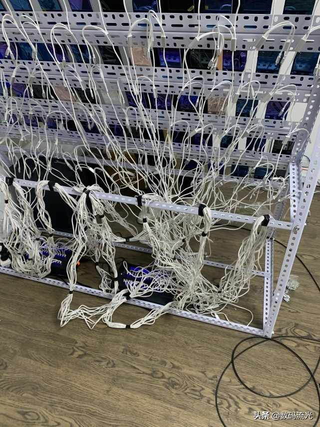 给短视频直播作者修电脑，一开门被里面的景象惊到了，赚钱吗？