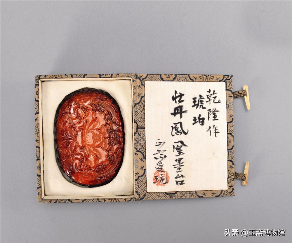 清乾隆时期琥珀蜜蜡雕刻摆件 (乾隆时期的琥珀鼻烟壶价值多少钱)