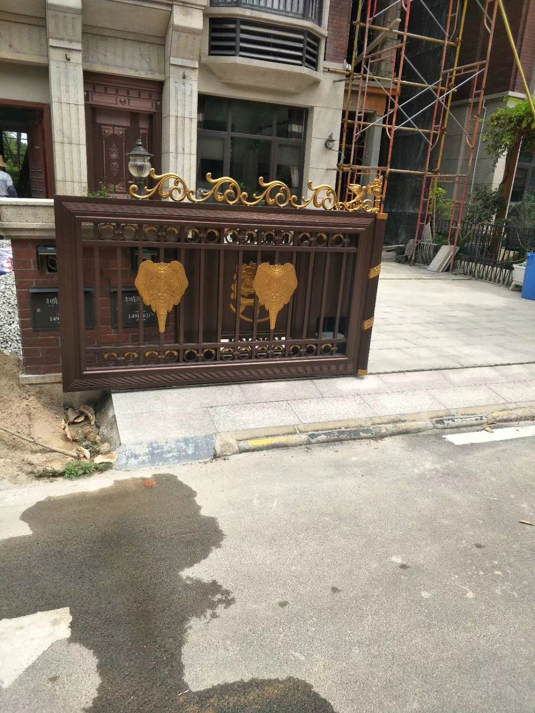 双开铝艺大门安装,双开铝艺大门