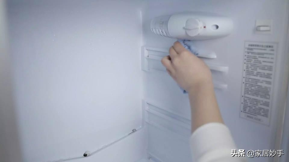 冰箱脏用水洗教你一招不用一滴水,冰箱脏了别用水擦教你一招