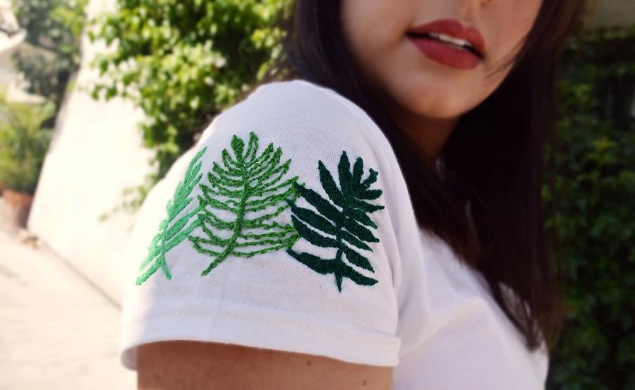 自己绣在衣服上的简单刺绣,手工刺绣t恤字母配色图片