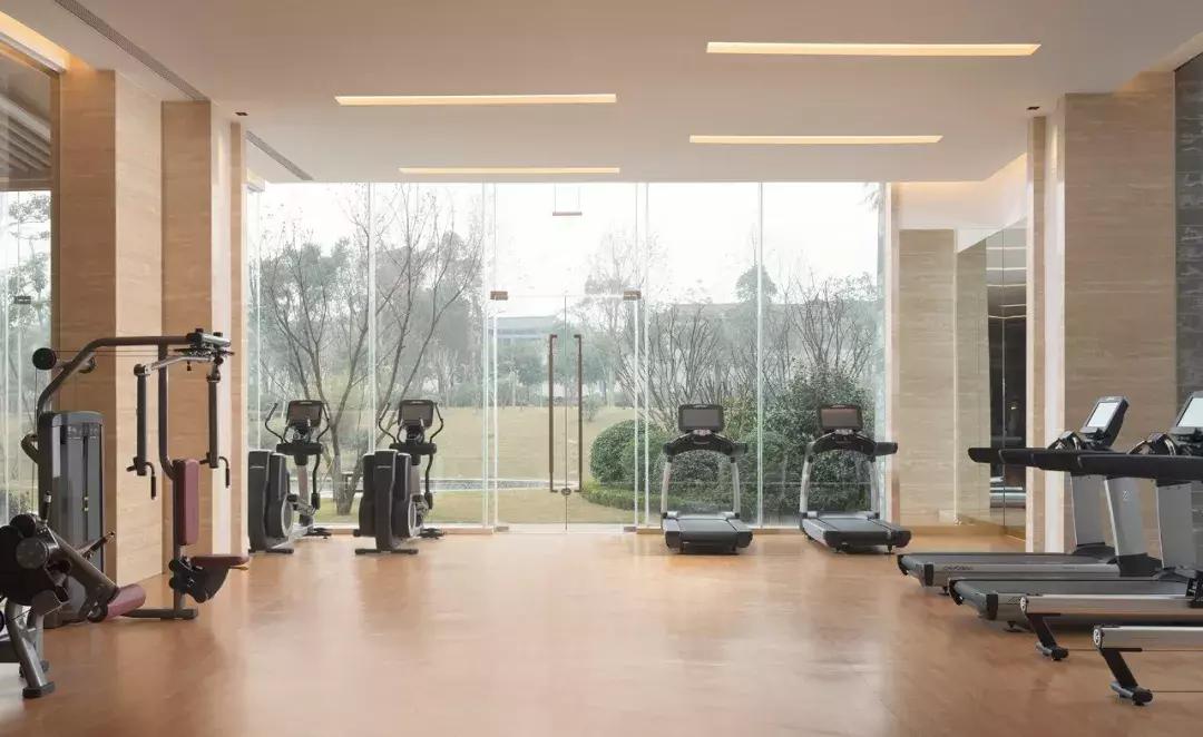 躺酒店床上看风景,躺在星级酒店房间床上看电视