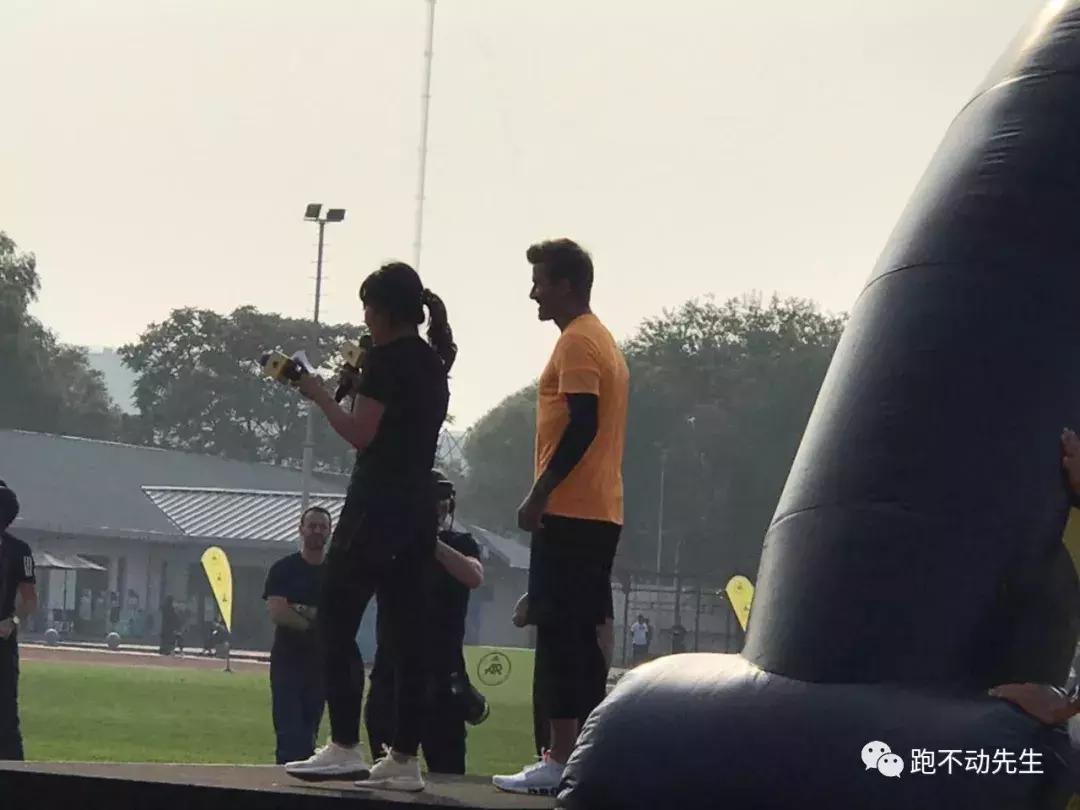 和贝克汉姆在球场上正面交锋,和贝克汉姆踢球是什么体验