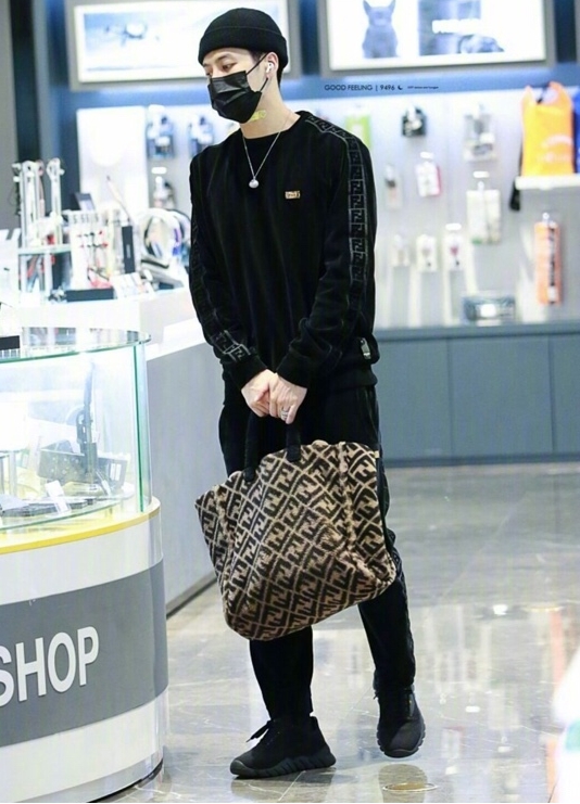 王嘉尔adidas穿搭,王嘉尔mlb老花