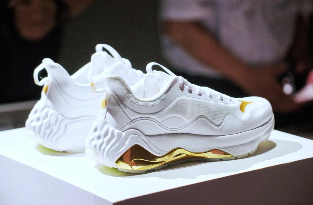 安踏颁奖服国旗版,安踏星标系列奥运领奖鞋