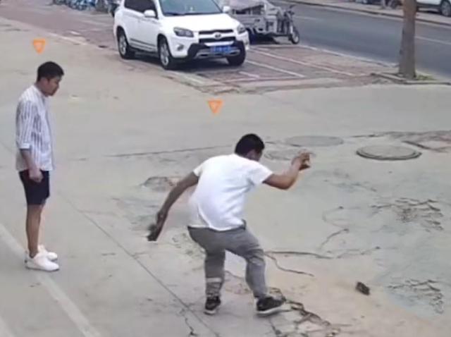 一男子踢飞老鼠,江苏一男子踢飞老鼠