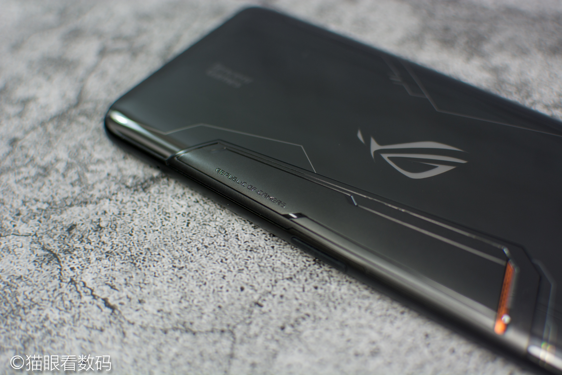 华硕rog2代游戏测评,华硕rog手机2代精英款