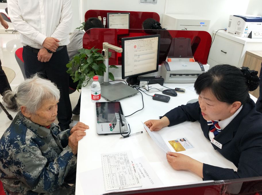 退休女军人为家乡捐钱,离休干部捐160万