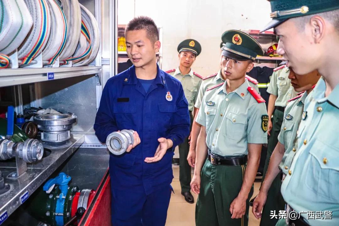 橄榄绿+火焰蓝?嗯,是相得益彰的感觉!