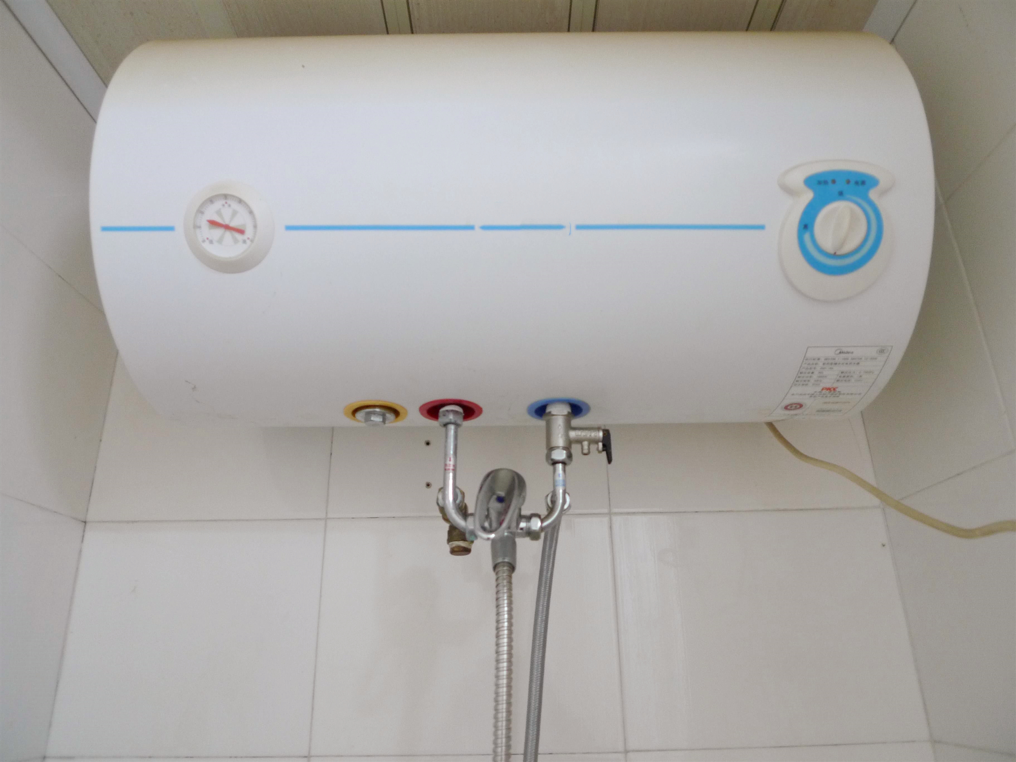 热水器关电源还是拔插头,热水器的插头平常需要拔吗